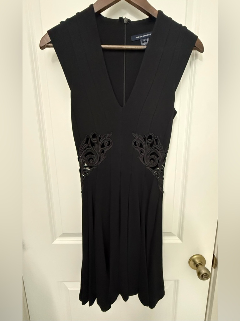 French Connection SZ 2 Black V-Neck Cut Out Waist Sleeveless Cocktail Dress